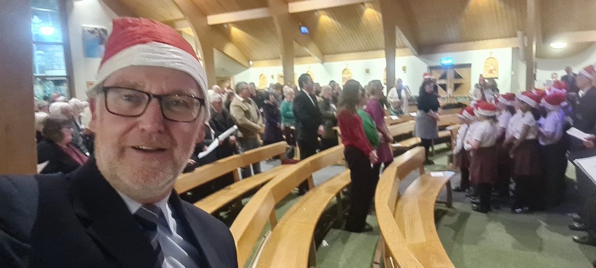 CTywydd's tweet photo. Cyngerdd nadolig @bridgendchoir llwyddiannus heno ym Mhenybont gyda Stuart Roberts a chôr plant ysgol Santes Fair. Diolch i bawb am gefnogi./ A successful @bridgendchoir Xmas concert tonight with @stmarysbridgend & Stuart Roberts. A big thank you to all who came along. #sillyhat https://t.co/3RpY8KkY20