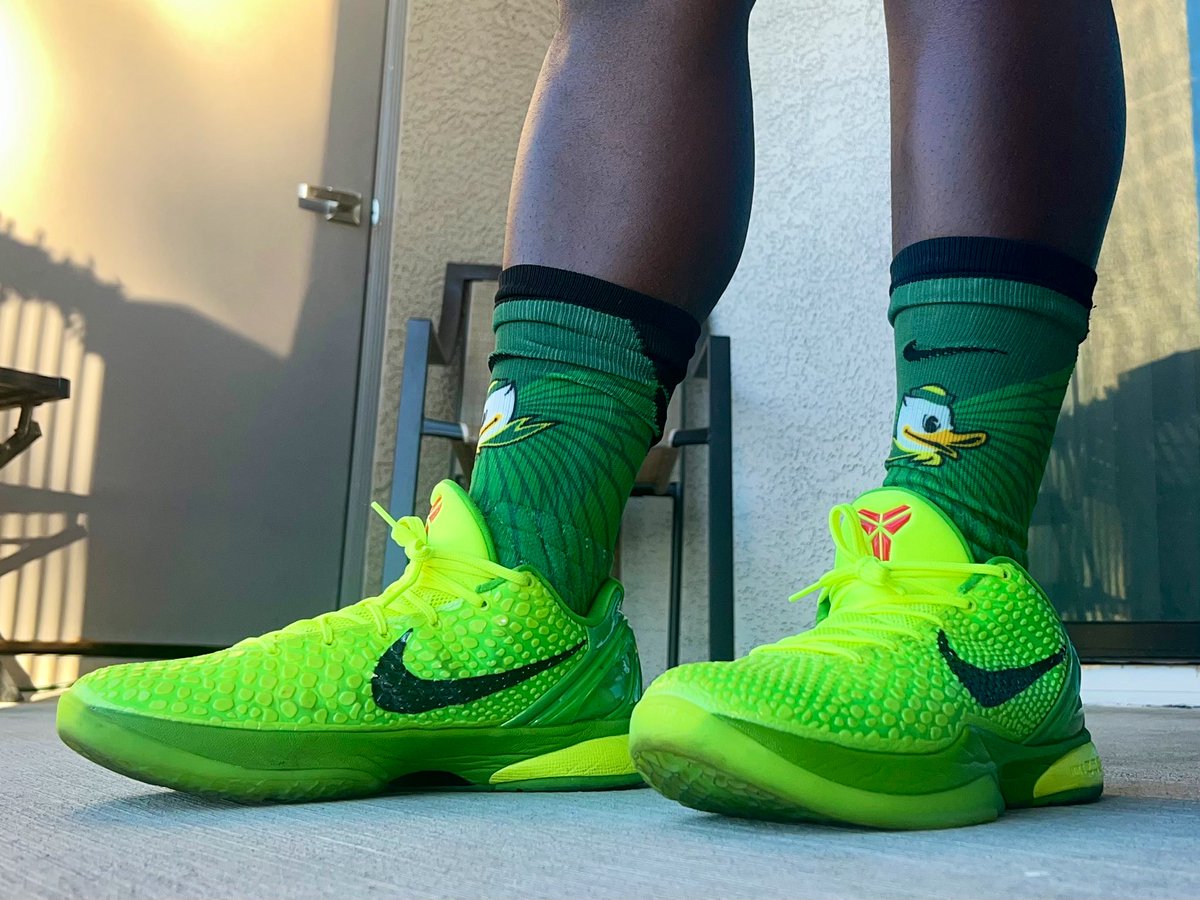 kobe grinches on feet