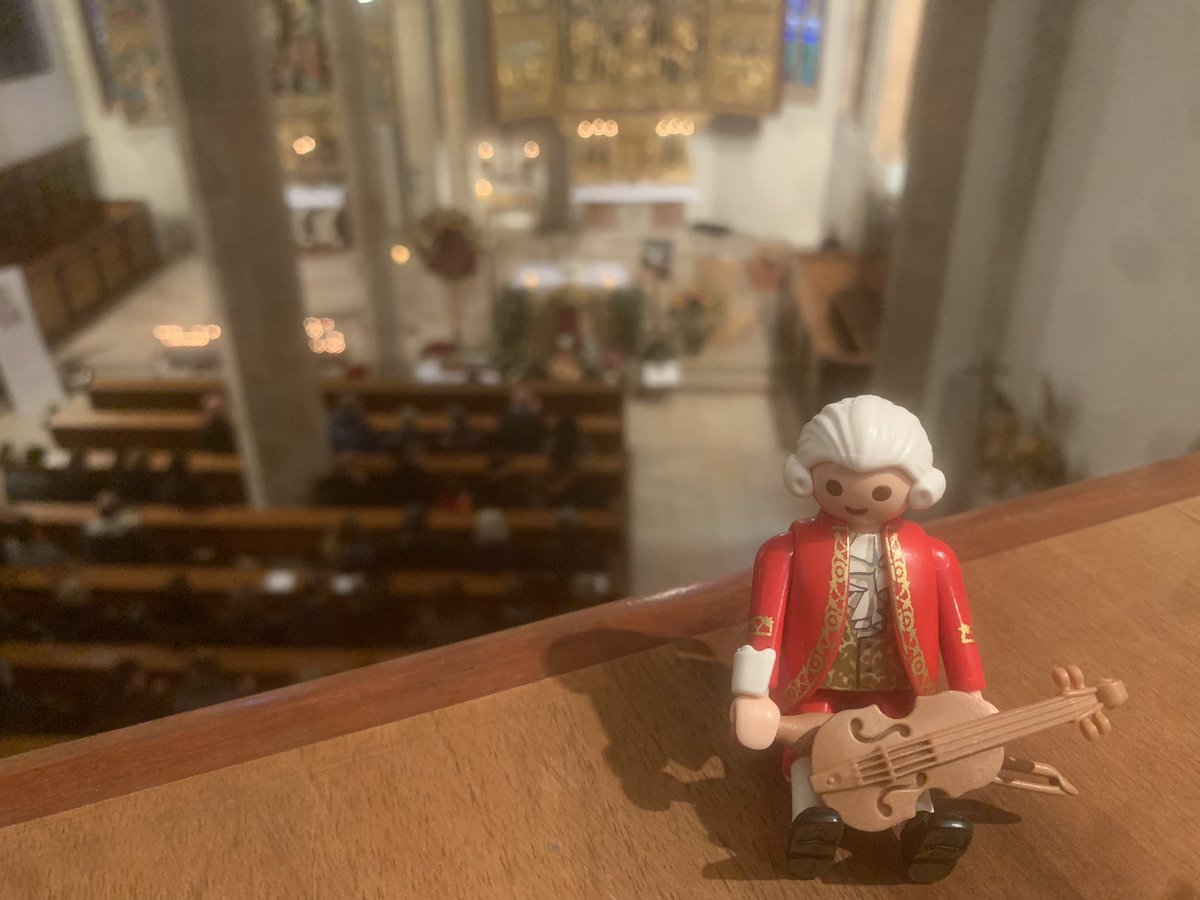 HehsuVioline's tweet photo. Manchmal ist der Anlass leider traurig. Begräbnis in der Pfarrkirche Hallstatt und auch hier ist Minimozart natürlich dabei. Sehr ergreifende Trauerfeier. @pwesenauer #classicalbuzz https://t.co/p3NaVAedwd