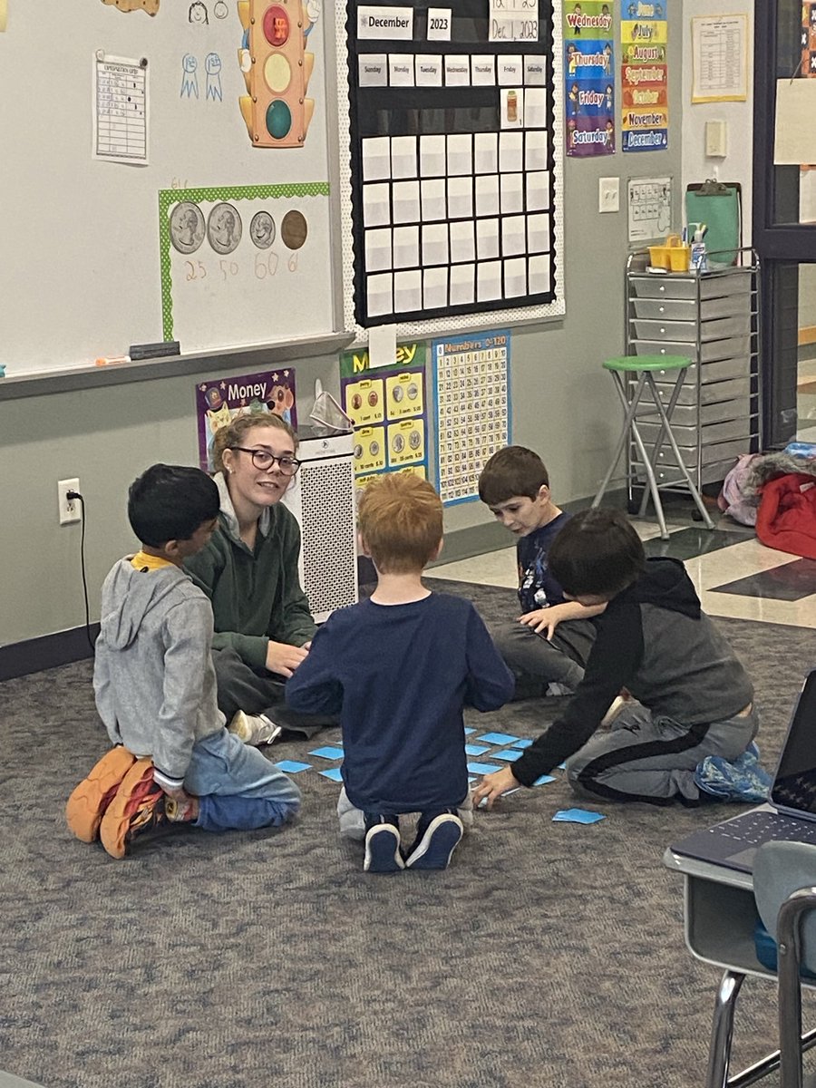 Lopes1stgrade's tweet image. We look forward to the days our high school senior intern comes to work with us! She’s making quite the impact. #memupton #NipmucPride #MURSDthrives