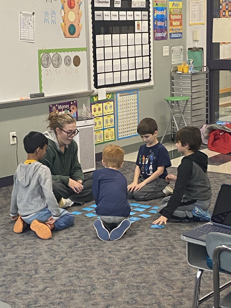 Lopes1stgrade's tweet image. We look forward to the days our high school senior intern comes to work with us! She’s making quite the impact. #memupton #NipmucPride #MURSDthrives