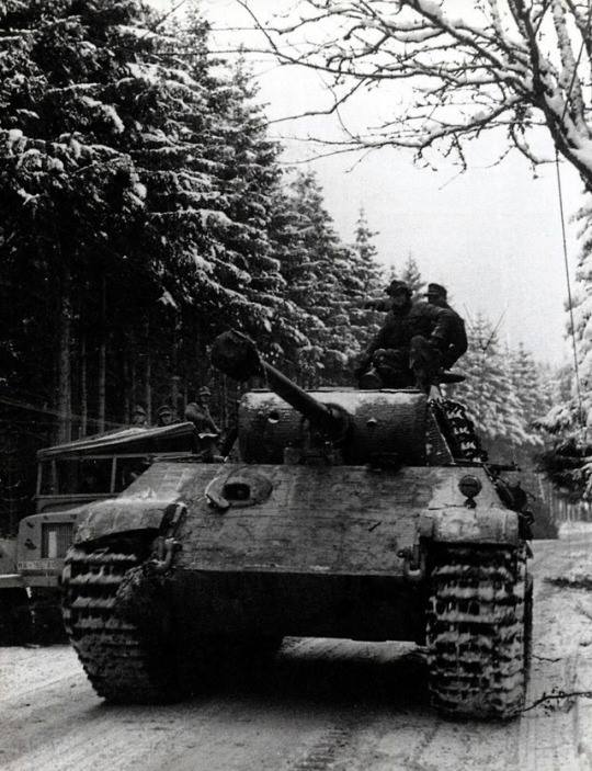 WWII9's tweet photo. Panther during the offensive through the Ardennes.
#WW2.
Source: https://t.co/Rop4S8ffLM https://t.co/OlHKwevTJh