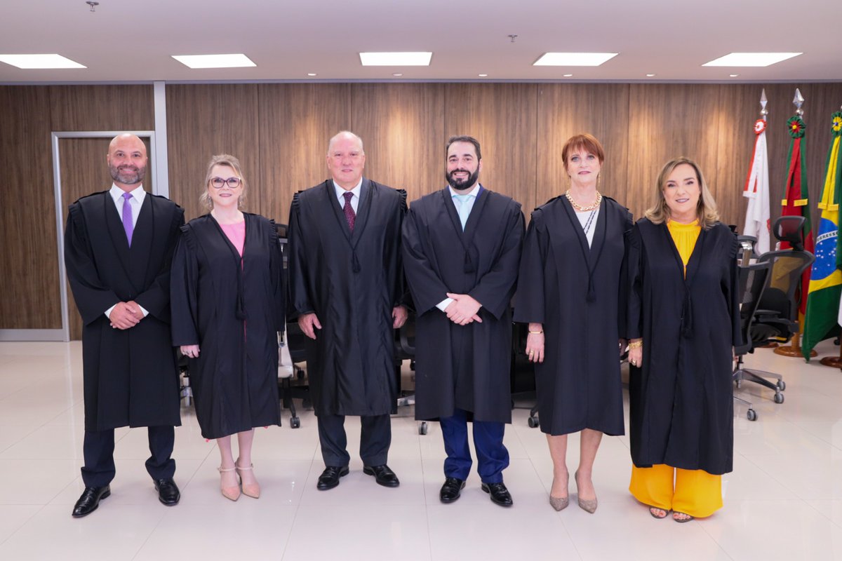 TRT_RS's tweet photo. A nova Administração do #TRT4 tomou posse no fim da tarde de sexta-feira. A solenidade foi realizada no Plenário Milton Varela Dutra.

A gestão do biênio 2023/2025 é liderada pelos desembargadores Ricardo Hofmeister de Almeida Martins Costa (presidente)... https://t.co/4uaDJHaii8
