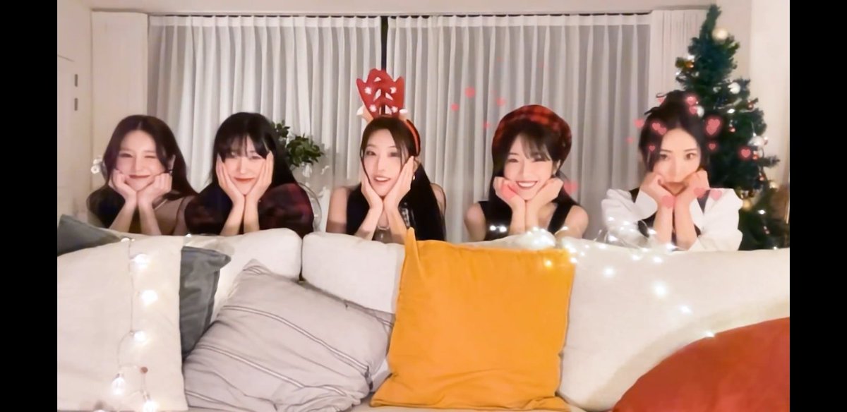 yeji_de's tweet photo. The carol 3.0 ficou tão linda, amei o mv algo bem familiar, dentro de uma casa a música tão linda, haseul amo esse vocal dela, heejin, elas todas estão lindas, é um misto de sentimentos ouvir uma canção de Natal com essas meninas💚 #thecarol #artms https://t.co/8rIp8rgtli