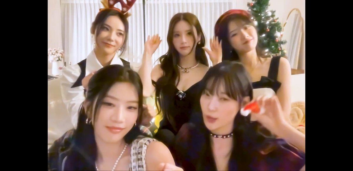 yeji_de's tweet photo. The carol 3.0 ficou tão linda, amei o mv algo bem familiar, dentro de uma casa a música tão linda, haseul amo esse vocal dela, heejin, elas todas estão lindas, é um misto de sentimentos ouvir uma canção de Natal com essas meninas💚 #thecarol #artms https://t.co/8rIp8rgtli