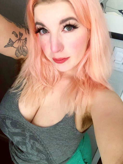 finally feels like winter out there! wanna get cozy with me? 🥶 https://t.co/V0sQaSQPpB
