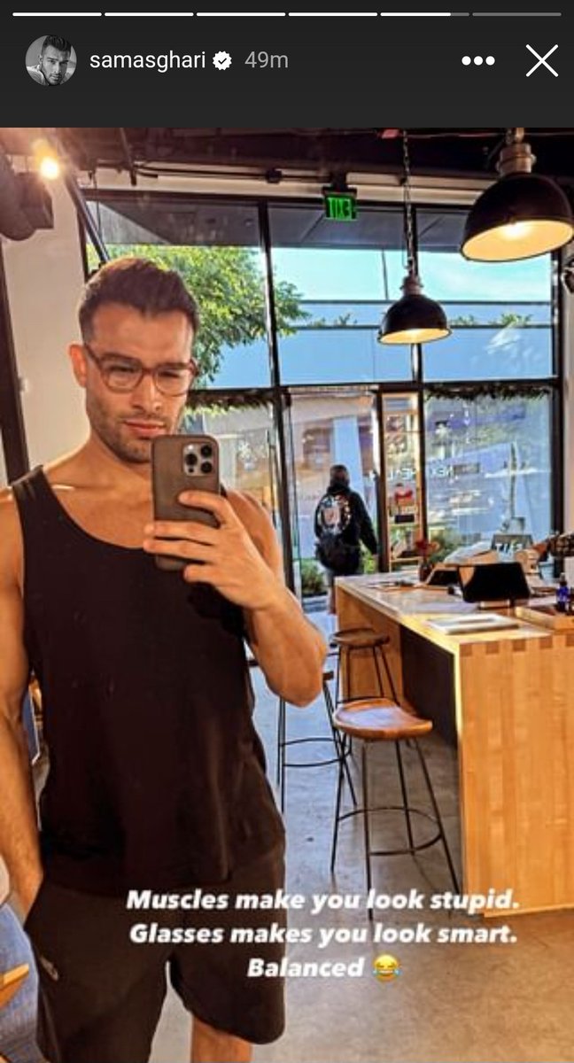 SuspicousSuzy's tweet photo. You still look like an idiot. Even with glasses on.
#ScamAssghari
#JusticeForBritney https://t.co/7UWS2zzaWL