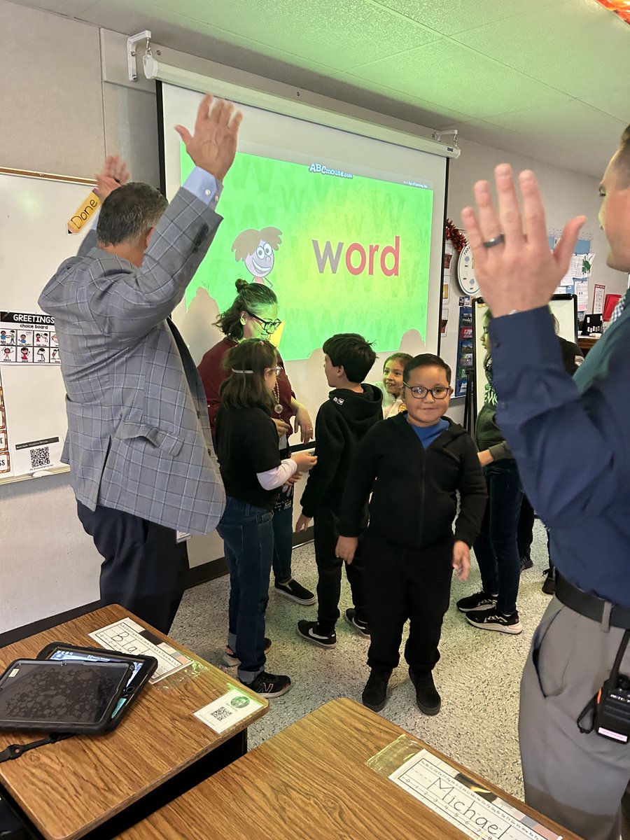 PricePanthers's tweet image. Superintendent Dr. Garcia came to visit classes at Price this week! It is always fun showing him all amazing things happening at Price! @DowneyUSDSupt