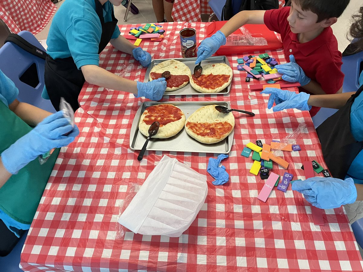 MrsEllisin4th's tweet photo. Today was jammed, packed full of fun learning. In ELA we reviewed and practice our skills with digital book tasting. In math, we continued working with creating &amp; comparing  fractions in Ellis' Reading Smoothie Café &amp; Pizzeria. #180daysinthelifeofateacher #classroomtransformation https://t.co/3WaAnliLq9