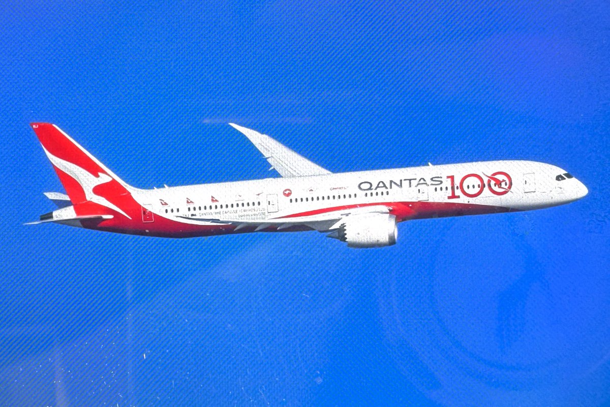 初のカンタス海羽田ショット。ZNJは特大バンクしないとレジが隠れる模様