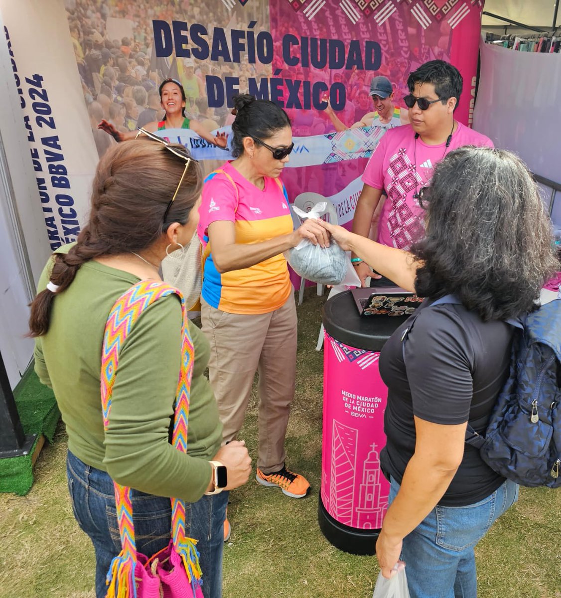 21KCDMX's tweet photo. ¡SE LLEGÓ AL GRAN DÍA! 💥

El Maratón de la CDMX @Telcel y el Medio Maratón @bbva llegaron a Mazatlán, nos vemos en la Expo Maratón ubicada en el “Parque Ciudades Hermanas”, asiste e inscríbete. 
#RetoCDMX
🗓️ Viernes 1
⏰ Hasta las 20:00 Hrs
🗓️ Sabado 2
⏰ Hasta las 16:00 Hrs https://t.co/JEDqBtOmPK