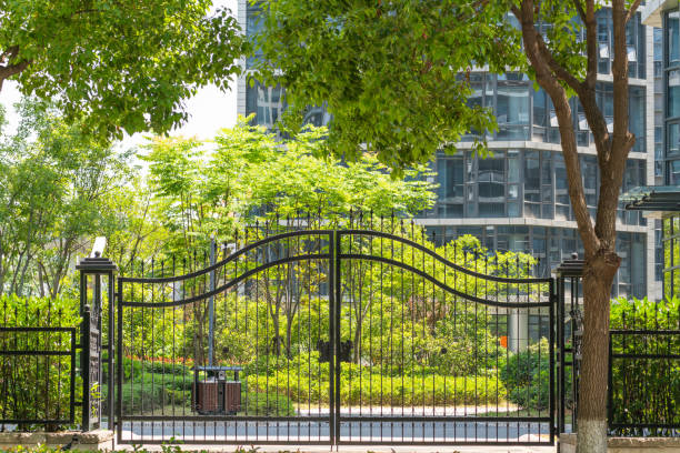 AnchorIron's tweet image. Custom iron gates can be adorned with decorative elements like scrolls, finials, and more for a unique look. #IronRailingDesign #StormDoors #CustomIronwork