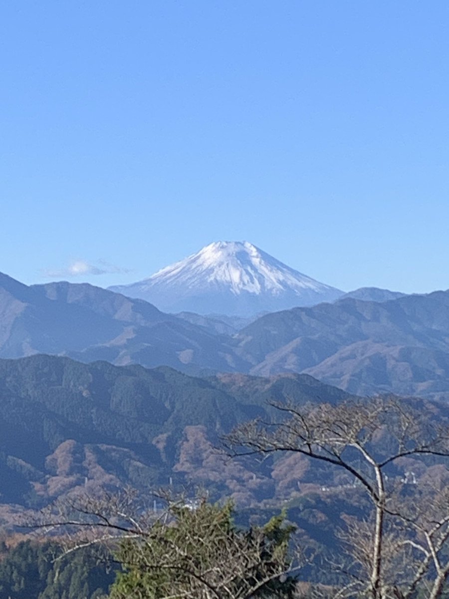 NaoyaAkai's tweet photo. 12月になってさすがに冬っぽくなりましたね🥶　インフルエンザなども相変わらず流行ってるようですが、63歳おじさんは、幸い高尾山を登るパワーを保持して師走に入りました🚶‍♀️ 寒いけど富士山綺麗で爽やかー⛰️

#高尾山
#富士山素敵
#師走 https://t.co/iQopr9H1sZ