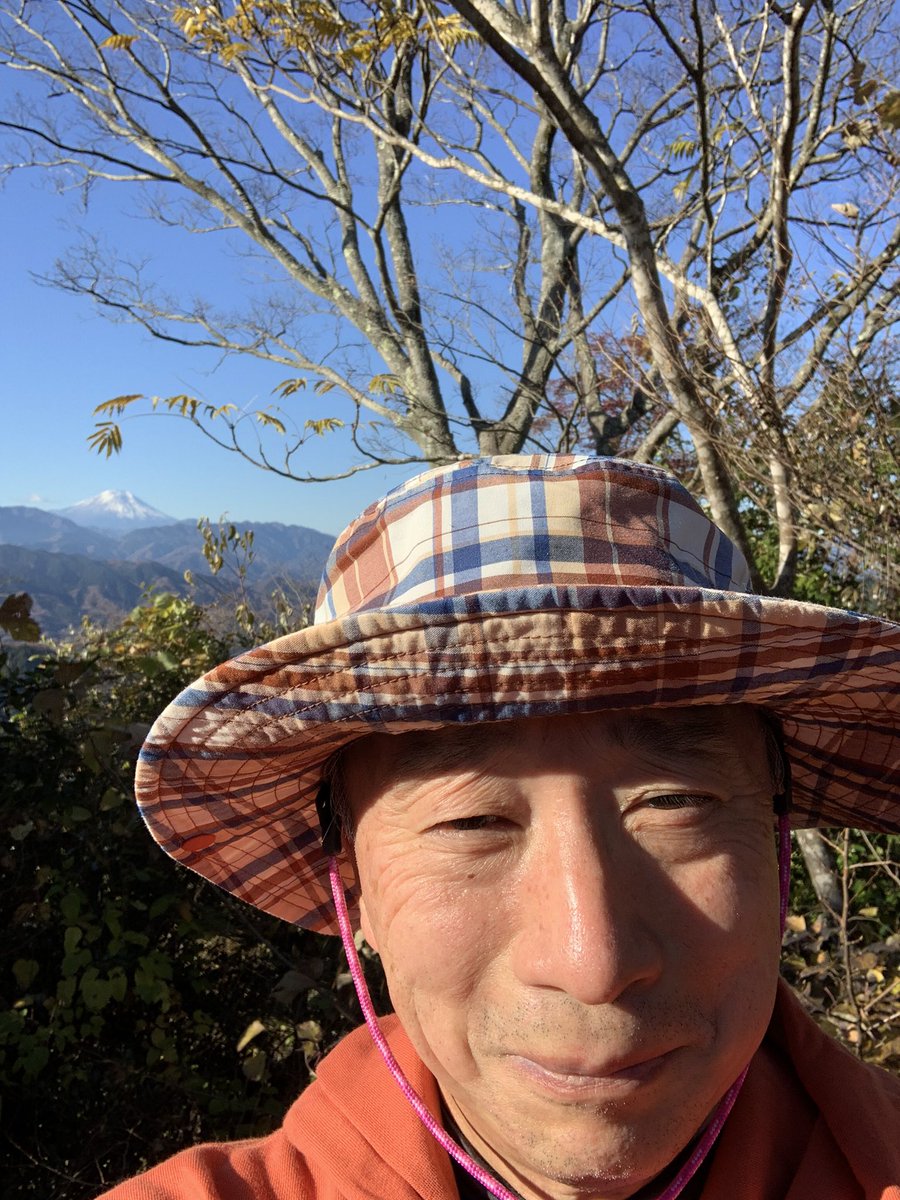NaoyaAkai's tweet photo. 12月になってさすがに冬っぽくなりましたね🥶　インフルエンザなども相変わらず流行ってるようですが、63歳おじさんは、幸い高尾山を登るパワーを保持して師走に入りました🚶‍♀️ 寒いけど富士山綺麗で爽やかー⛰️

#高尾山
#富士山素敵
#師走 https://t.co/iQopr9H1sZ