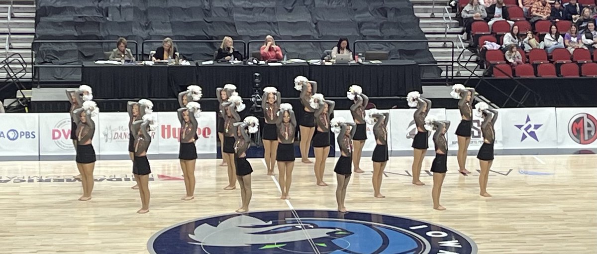 Linn-Mar Poms rocking their Pom routine here at State!!!!👍💪❤️ ⁦<a href="/LinnMarPoms/">Linn-Mar Poms</a>⁩