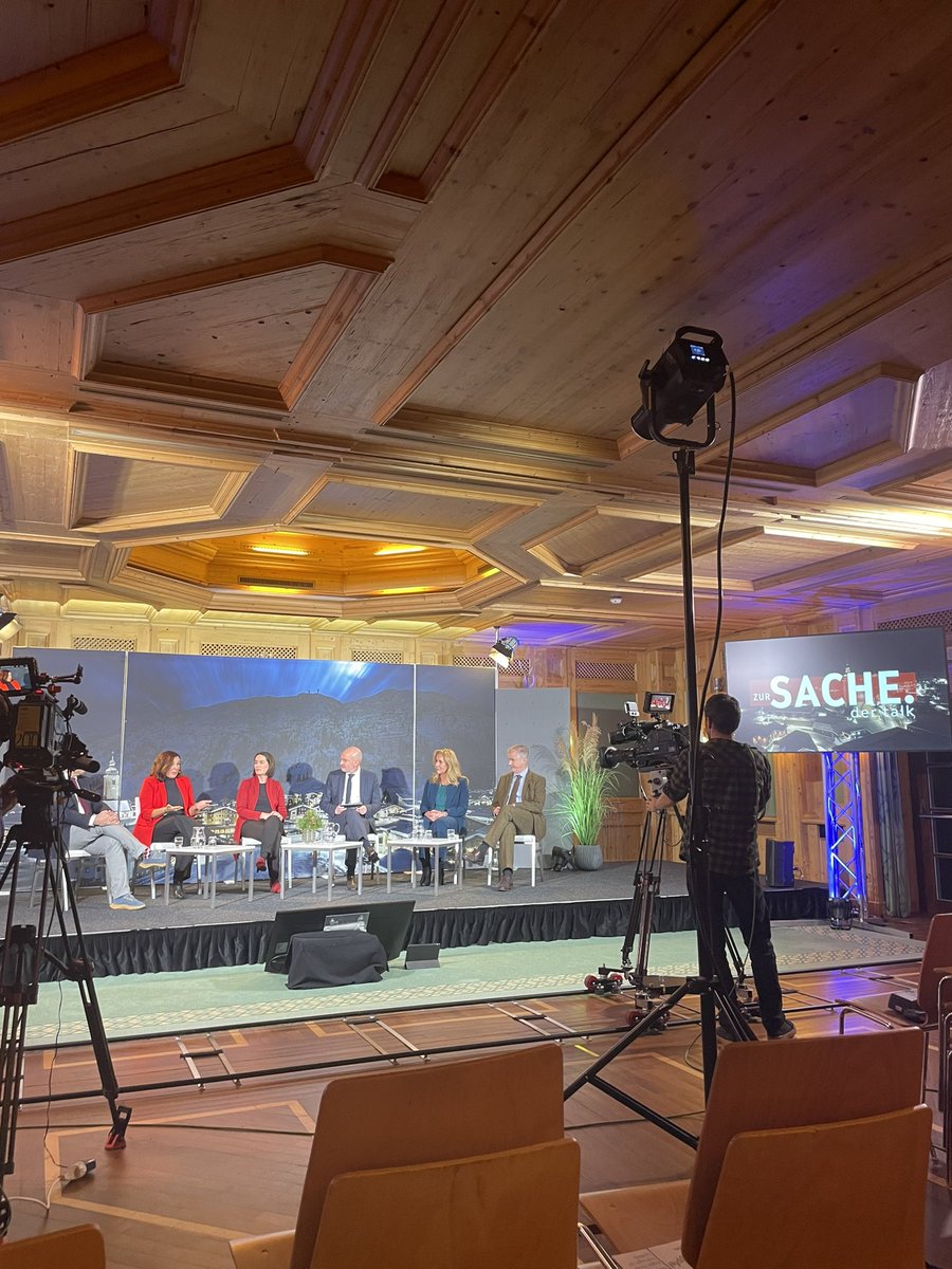 Mediengipfel Lech (@mediengipfel) on Twitter photo Abschluss am zweiten Tag des Mediengipfels: Die Diskussion der Chefredakteur:innen, <a href="/foederlschmid/">A. Föderl-Schmid</a>, <a href="/gerold_rie/">Gerold Riedmann</a>, <a href="/PetraStuiber/">Petra Stuiber</a> & Stephan Löwenstein, moderiert von <a href="/WolfgangGeier/">Wolfgang Geier</a>, zu den brisantesten Themen des aktuellen Weltgeschehens als Live-Übertragung im ORF III. Abschluss am zweiten Tag des Mediengipfels: Die Diskussion der Chefredakteur:innen, <a href="/foederlschmid/">A. Föderl-Schmid</a>, <a href="/gerold_rie/">Gerold Riedmann</a>, <a href="/PetraStuiber/">Petra Stuiber</a> & Stephan Löwenstein, moderiert von <a href="/WolfgangGeier/">Wolfgang Geier</a>, zu den brisantesten Themen des aktuellen Weltgeschehens als Live-Übertragung im ORF III.