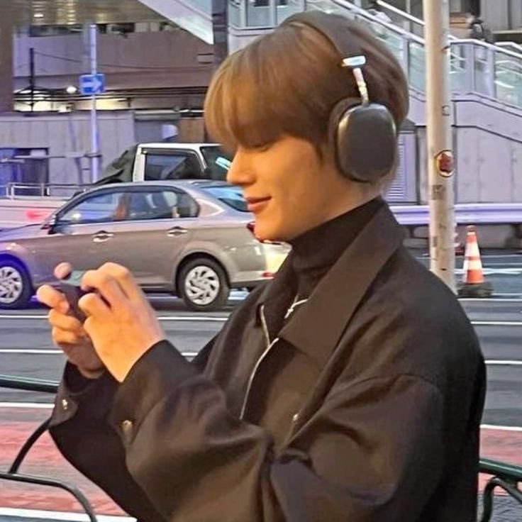 — interaction call 📞 

Hi guys!! My name is didi ☆ I love horror movies and all things kitties. Im looking for friends and interactive mooties!! Like for a dm if you’re interested I promise I’m fun to talk to:D

#krp #kpoprp #krp18 #ocrp