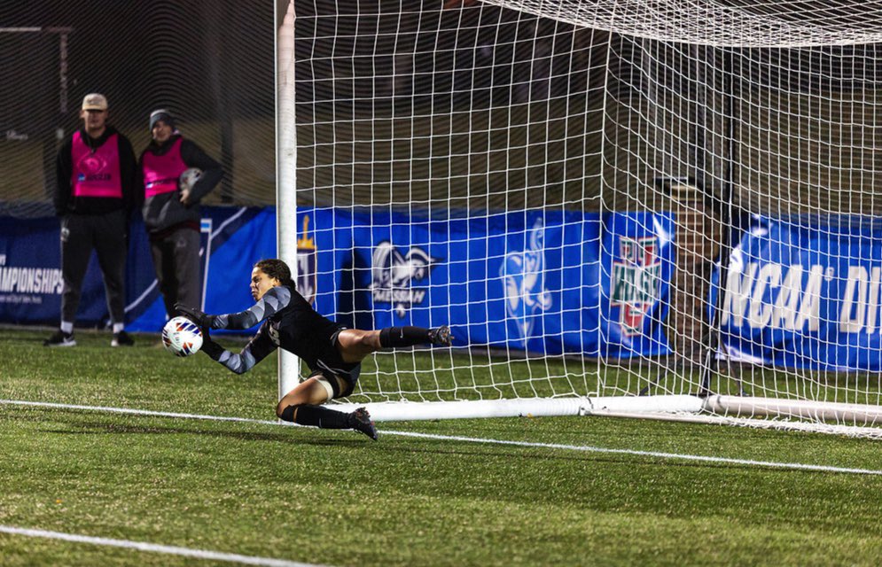 WashU's tweet photo. #GoBears ! ❤️⚽️💚:  The WashU Women's Soccer team is headed to the NCAA D3 National Championship game after a thrilling victory over Messiah! Let's rally behind our incredible Bears as they go for the W! https://t.co/O0SF1fBx5J