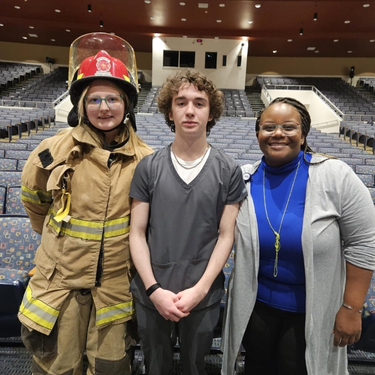 cpkcareercenter's tweet photo. Thursday, CCC visited @IRHBraves. Aiden Barlow, Med Lab, and Alyssa Skelton, Firefighting, joined Ms.Brinkley to share about their CCC experience. Shout out to the future Cyclones who came up after the presentation to ask questions. 💚🌪💙#3Cs #ProudtobeCCC #FutureCyclones https://t.co/G5oc1qHrDk