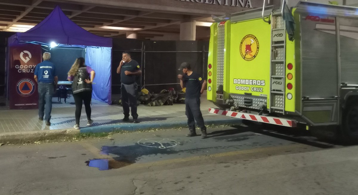 ArielFe07209357's tweet photo. En conjunto con #BVGC y el departamento de Higiene y seguridad, conformamos el Sistema de Comando de Incidentes (SCI) para gestionar el riesgo en la Decimosexta
Fiesta de la Cerveza !!!!
@FiestaCervezaGC
#ProteccionCivilGC
#Prevencion https://t.co/7QAJedfqRA