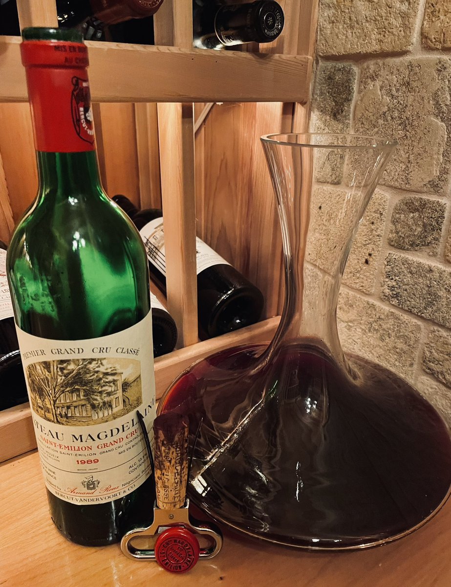 It’s Bordeaux and pizza Friday with this 1989 Chateau #Magdelaine. Elegant and still showing younger than its 34 years. #SaintEmilion #Wine