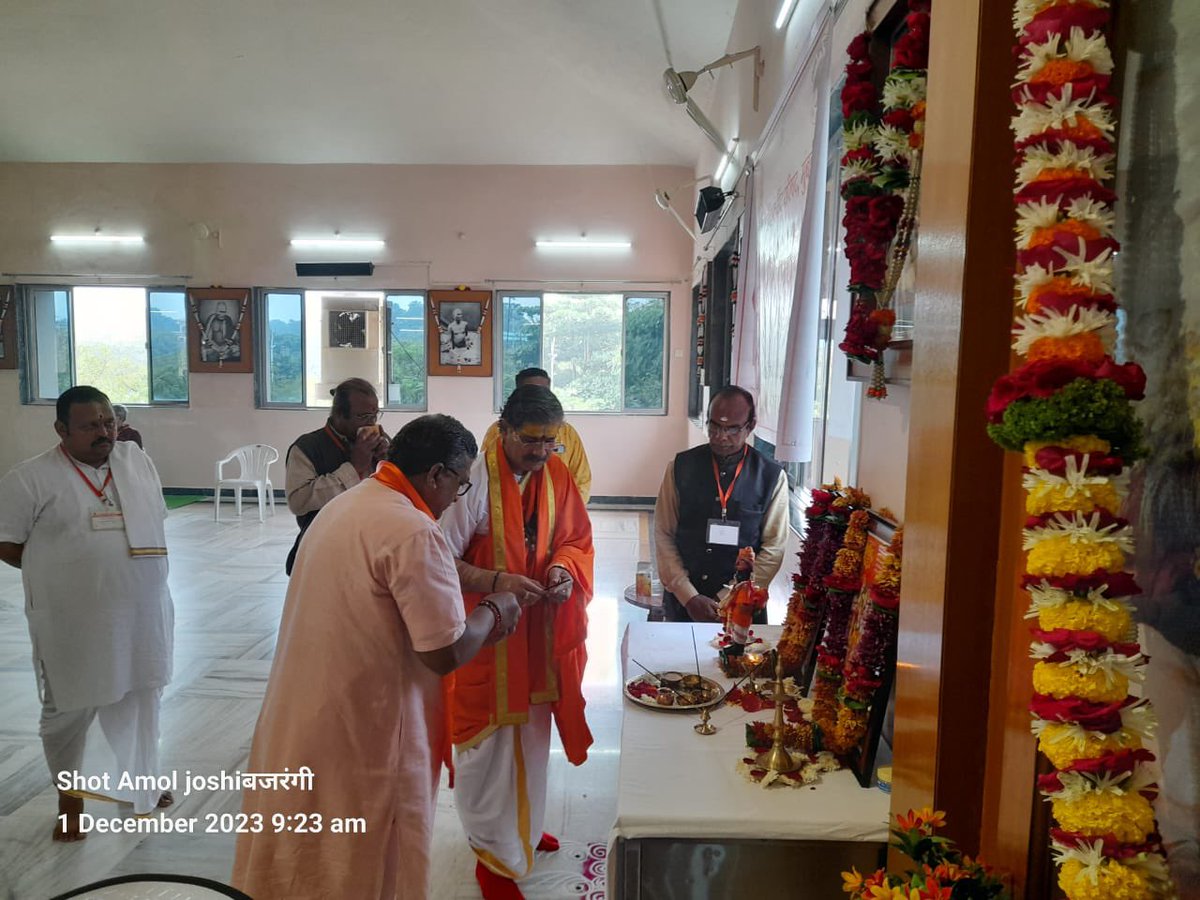 MParandeVHP's tweet photo. श्री गजानन महाराज संस्थान, शेगांव में पूज्य धर्माचार्यों का मुंबई क्षेत्र का धर्म चिंतन वर्ग चल रहा है. हिंदू समाज के सम्मुख चुनौतियाँ, आज का राष्ट्रीय परिदृश्य तथा पूज्य धर्माचार्यों कि भुमिका इस पर चर्चा, योजना हो रही है. https://t.co/NcsOXRc2rZ