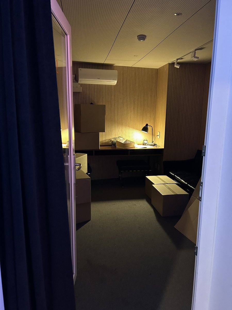 memoryofwt's tweet image. &amp;lt;𝑯𝒊𝒅𝒅𝒆𝒏 𝑹𝒐𝒐𝒎&amp;gt;

카페 내부에 히든룸이 준비되어 있습니다.

히든룸의 주인공이 되어 숨겨진 의미를 찾아주세요!