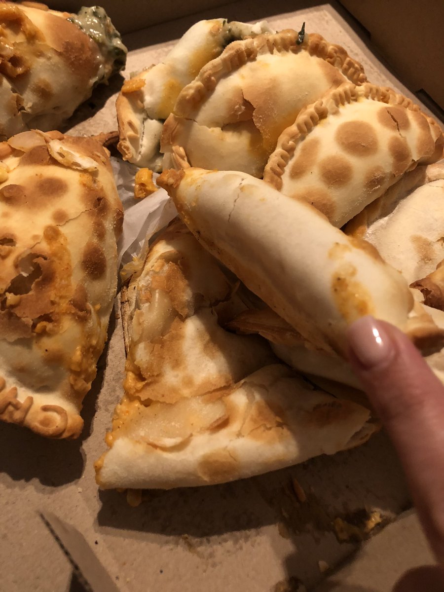 bellomica's tweet photo. Así me acaban de llegar las empanadas que pedí por @RappiArgentina y encima faltan 2. Nadie se hace cargo 😤 https://t.co/jwBQsZoITT