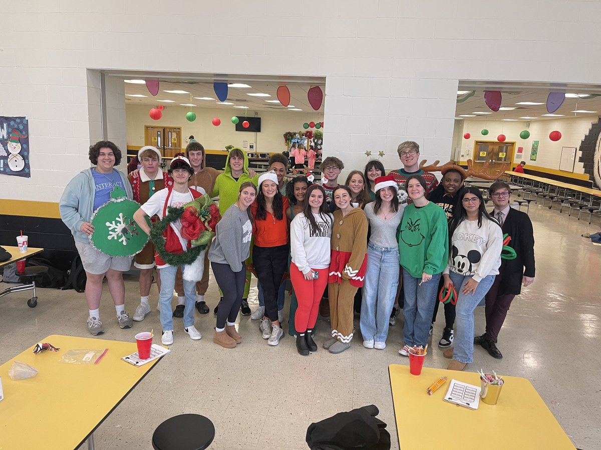 HHSEnglish10's tweet photo. Good times @ today’s Christmas Fun Lunch #hhsinteract https://t.co/7OmeC0VjZt