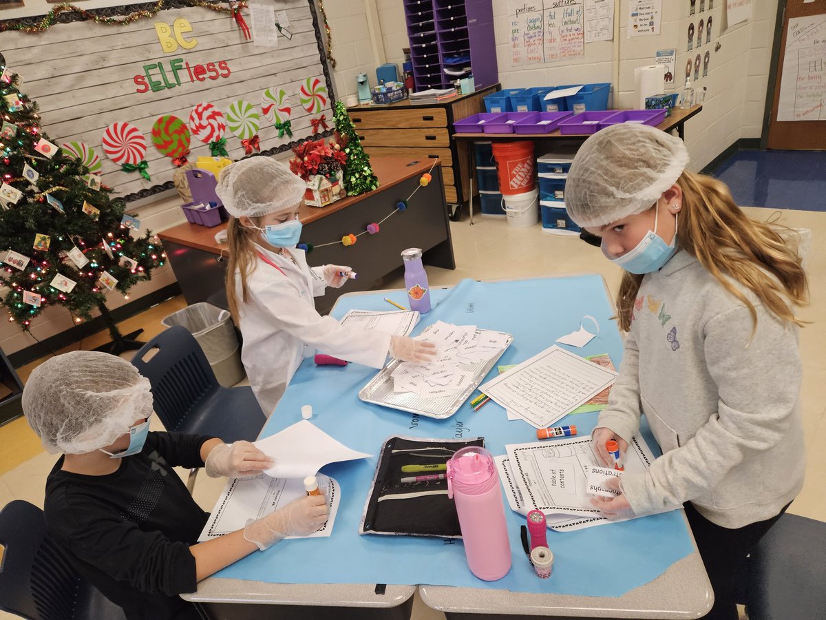 3rdGrSquad's tweet photo. Doctors hard at work....saving their patients with text features! #textfeaturesurgery #clarkestrong @CCPS_VA @CESGoPanthers @MTinsman_edu https://t.co/h1h294xLBo