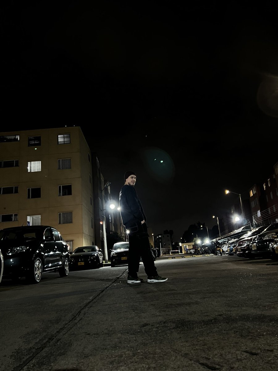 RairanMusic's tweet photo. Te pusiste mi buzo pero te quedó grande… no estoy hablando del buzo…

https://t.co/NTwtbPyizS

#rairan #music #musica #urban #urbano #urbanphotography #soon #pronto https://t.co/m4UUPsDtge