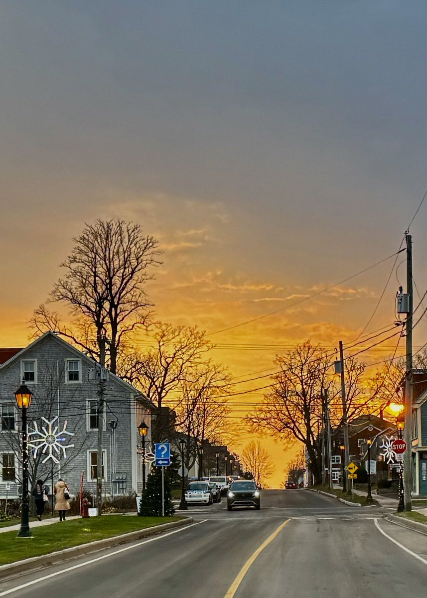 December’s first sunset in downtown #Charlottetown #PEI <a href="/CBCPEI/">CBC P.E.I.</a> #StormHour