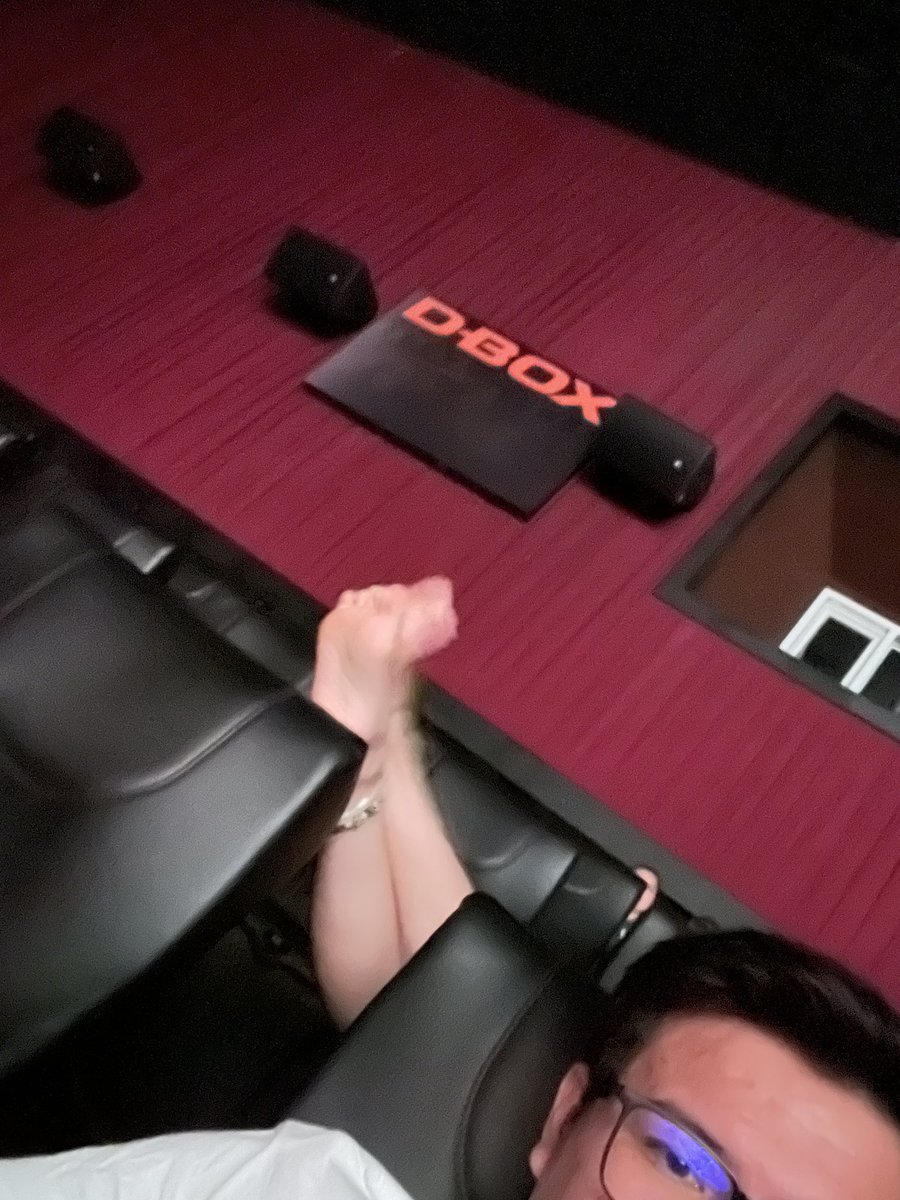milaabm's tweet photo. Un saludo a la ordinaria que cree que poner los pies en la cara del prójimo en el cine es cool 🤮 https://t.co/zicxCF3zFk