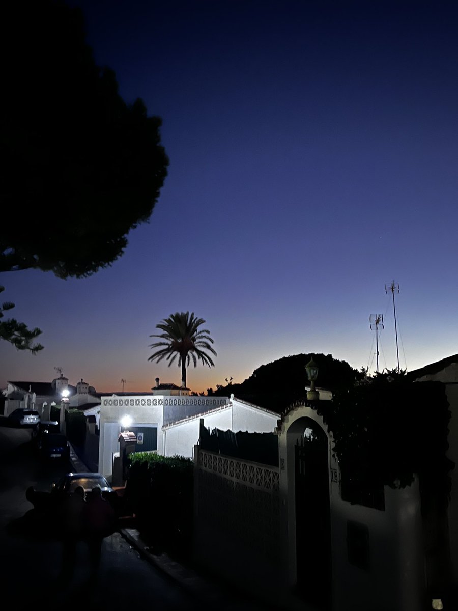 Надобраніч усім😴
Я намагаюсь надихатись усім, що мене оточує, це саме те, що потрібно не тільки для творчості, а й для спокою власної душі. 

#gn #goodnight 
#надобраніч #relax #spain