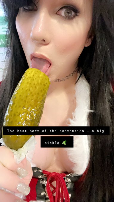 The best part of the convention is a big pickle https://t.co/H0mpnXtmdE