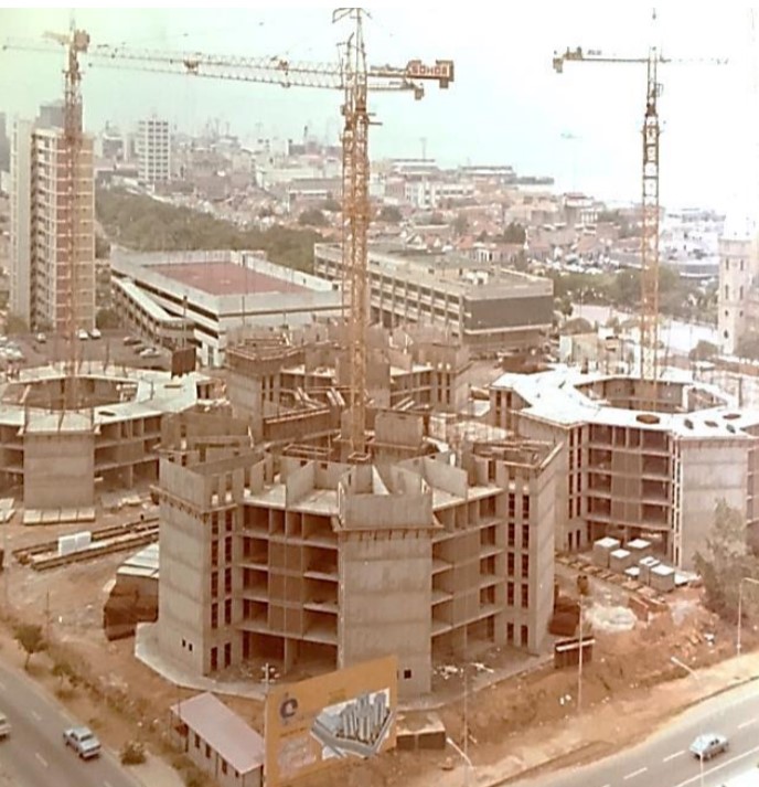 ArquitecturaVzl's tweet photo. En Agosto de 1998 se inaugura el conjunto residencial el Saladillo en Maracaibo, edo. Zulia. El diseño de las torres estuvo a cargo de las arquitectas Carmen Yanes y Luisa Maggi, los cálculos estructurales fueron realizados por los ingenieros Waclaw Zalewski y José Adolfo Peña. https://t.co/Zb5ApykldU