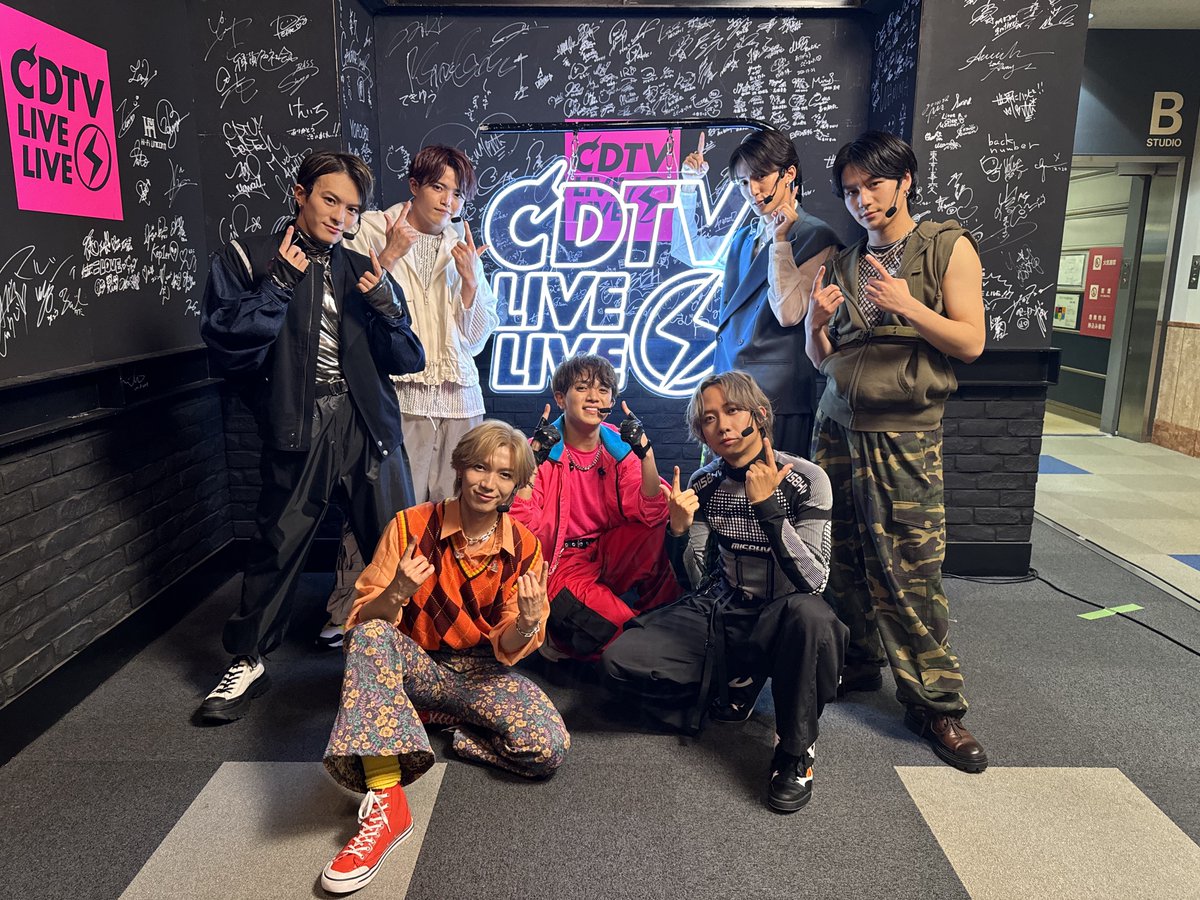 TBSCDTV's tweet photo. #CDTVライブライブ
今夜も激アツLIVEをお届け♪
本番直前ショットで実況中だよ📸

本日のトップバッターは
#TravisJapan💖

ゲームをテーマにした最新曲
「LEVEL UP」を
フルサイズTV初披露🌟

#CDTV
#TBS https://t.co/gtUSdTeq80