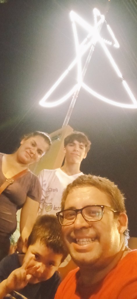 CesarKchique's tweet photo. Flia. Britez Escobar presente en el encedido de la Chupi Se��al #SNT #ArbolitoSNT https://t.co/UNm1TT5PaN