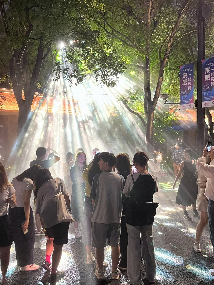 这一刻 有光落在我身上。