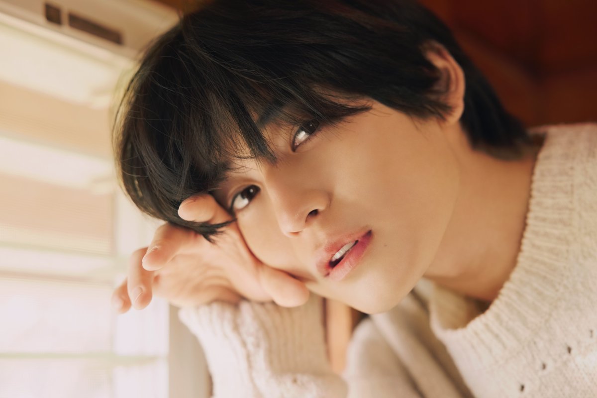 vanityfair_cast's tweet photo. ＃高橋文哉 卓上カレンダー '24年3/12発売！ 予約販売スタート！クール＆スウィートな表情豊かな素顔が垣間見えるA5判、オールカラー32ページ！ 365日文哉と一緒にご機嫌に過ごせるという嬉しい仕様に。日々癒され、パワーチャージの源となること必須！ ＃fumiyatakahashi

https://t.co/w0Z0UJOBqj https://t.co/vGYAQnvhUv