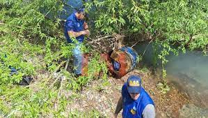 desaparecidaorg's tweet photo. Lamentamos mucho informar que hoy fue localizado el cuerpo de Rosana Mabel Artigas, desaparecida el 22/11 en Plottier, Neuquén. LA MATARON!!!, y la tiraron en un tambor al Río Limay!!. El femicida es su ex pareja José Fernández, quien fue detenido. QEPD Rosana 😔💜 https://t.co/mvO0u8T0nd