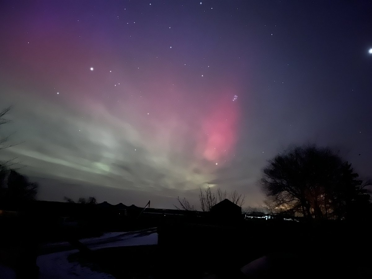 HS_Mom_of_3's tweet photo. Aurora has started in SW Sask. Taken 0057Z on 12/02/23 looking NE @TamithaSkov #Aurora #northernlights @AmazingAurora21 @SkyeAuroras https://t.co/R5zUTCGCAO