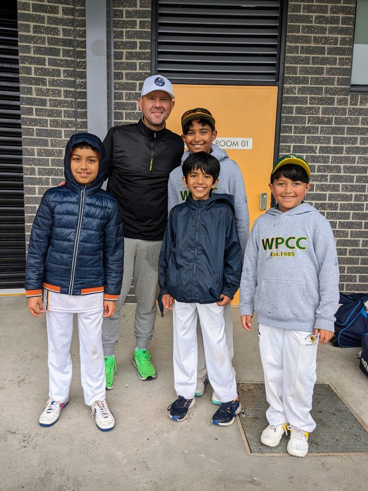 🦈🦷 EXCLUSIVE - PUNTER JOINS THE SHARKS!  Sure, he just joined for a picture &amp; chat but what a great thrill for our young U12 Green Sharks this morning as they waited to see if the skies cleared for their game at Lords (Carnegie). Thanks Punter! 🦈🦈🦈🏏🏏🏏💚💛💚 <a href="/RickyPonting/">Ricky Ponting AO</a>