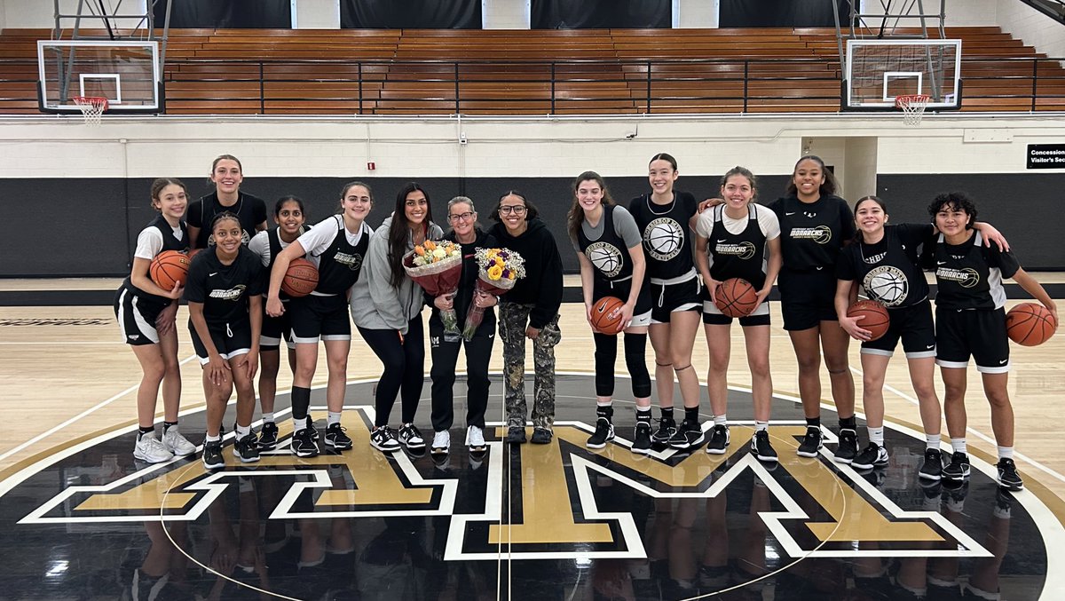 What a day! A surprise <a href="/WBHOF/">WBHOF</a> congrats visit from two Monarch GREATS Tahlia &amp; Karisma - flowers too! 
🖤💛🖤💛 #AlwaysAMonach 🏀🦁👑