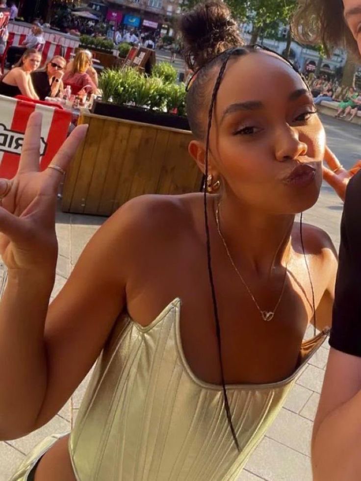 betweenlmx's tweet image. this woman’s duality is CRAZYYY