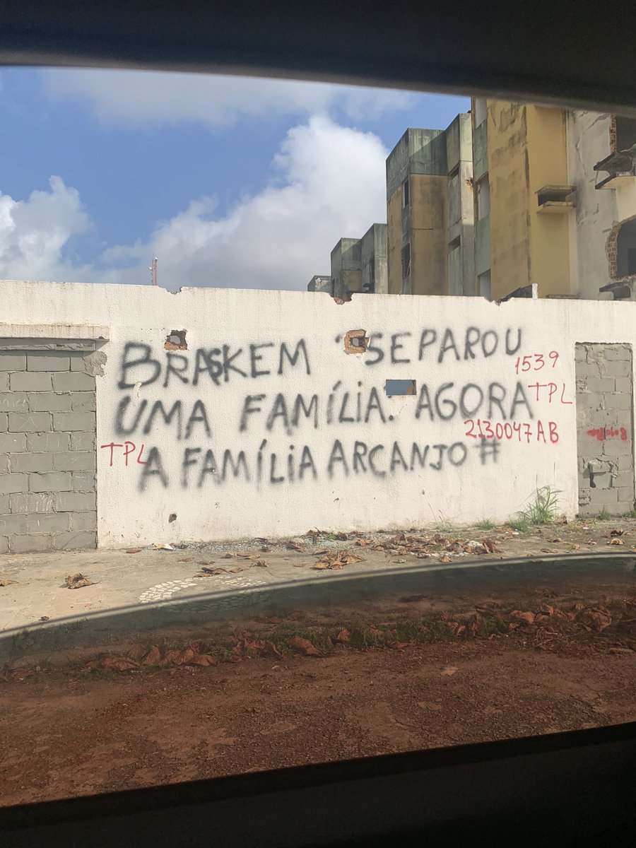 Visitei os bairros que viraram fantasmas em Maceió por terem cedido, a sensação horrível de saber que mais dias, menos dias veríamos mais uma tragédia ambiental em que nada poderia ser feito pra evitar. Deveriam ter evitado antes, mas a Brasken continua explorando o solo de lá.