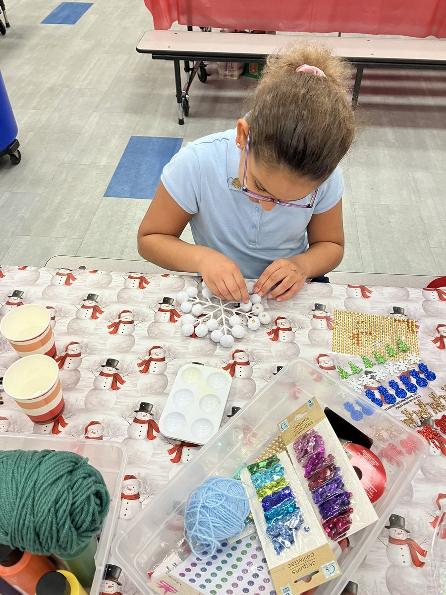 SanCarlosPkEle's tweet image. Our little artists brought stories to life through creative ornaments inspired by their favorite books at Winter Wonderland Literacy Night! Creativity soared as tales leaped from pages to sparkling decorations. 📚✨ #LiteracyMagic #BookInspiration