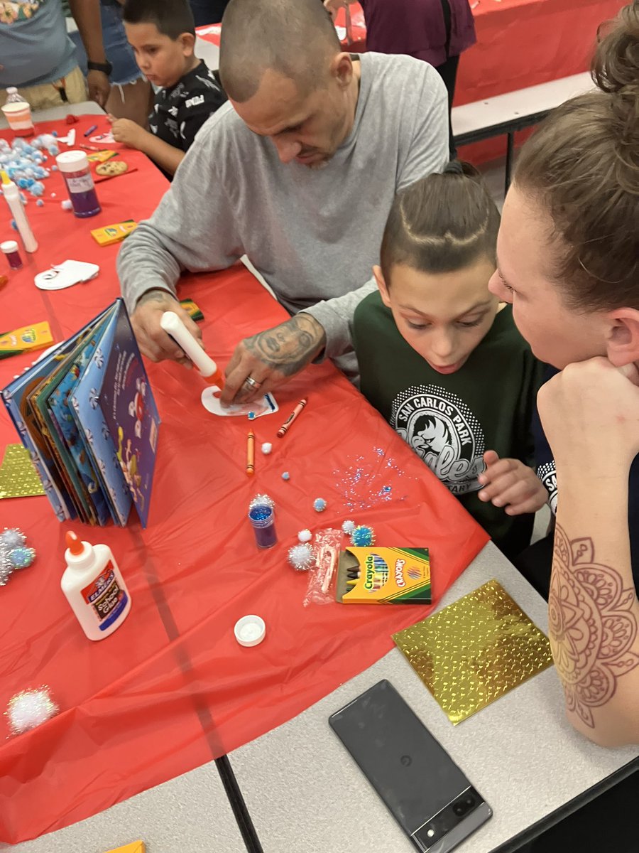 SanCarlosPkEle's tweet image. Our little artists brought stories to life through creative ornaments inspired by their favorite books at Winter Wonderland Literacy Night! Creativity soared as tales leaped from pages to sparkling decorations. 📚✨ #LiteracyMagic #BookInspiration