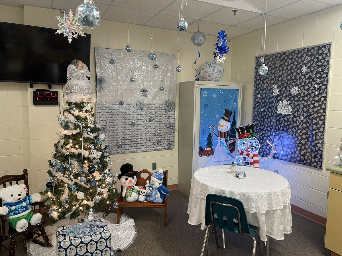 Walked into a winter wonderland today <a href="/Proud2BeAtPride/">Pride Elementary School</a>. Thank you to all the teachers who made breakfast so memorable 💕<a href="/ahr_ecahr/">Eilene Ahr</a>