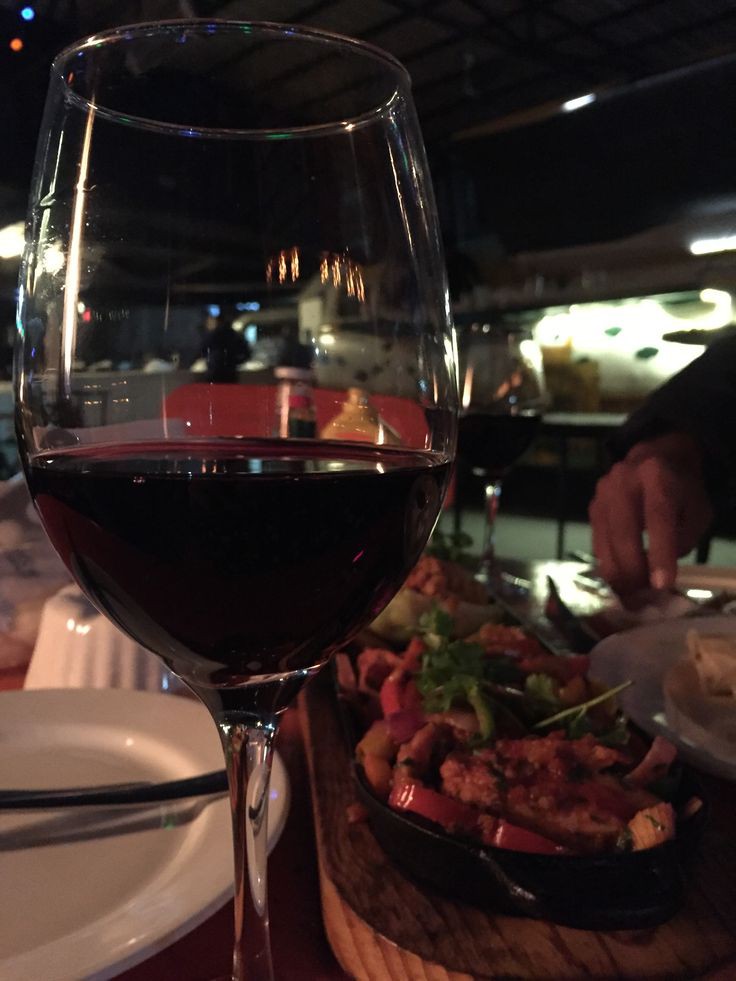 ᥫ᭡. ─── Hoje a tarde e agora a noite fui bastante mimada, ele me fez sair mais cedo do trabalho, fizemos comprinhas e agora saímos em um date maravilhoso, recebi as rosas mais lindas da vida e com a melhor companhia!! Estou adorando tudo! [<a href="/ephraimfn/">𝟎𝟎𝟏𝟓.</a>]